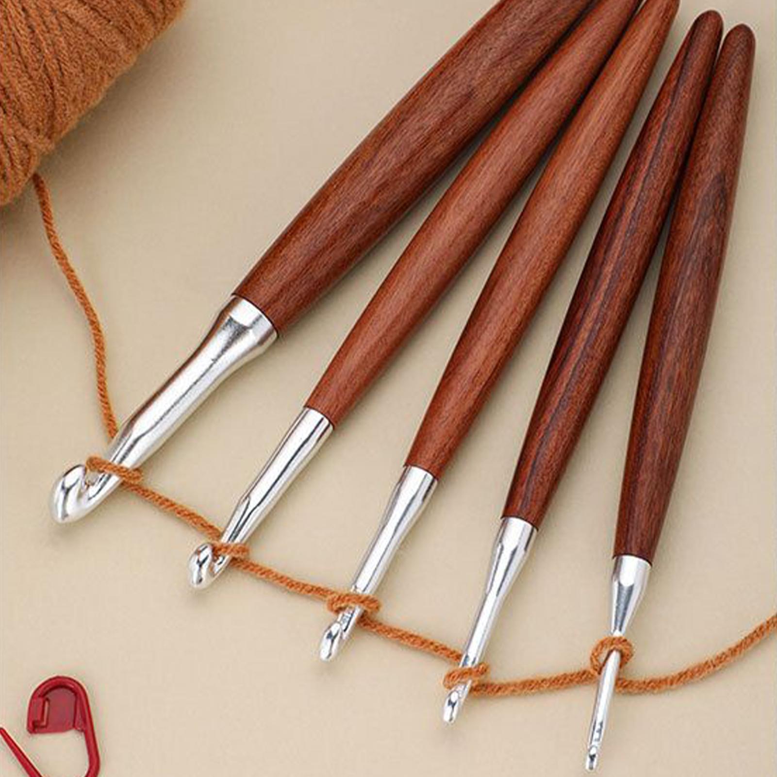 Wooden Crochet Hooks Ergonomic Handle - 8 قطع من إبر الكروشيه بأحجام