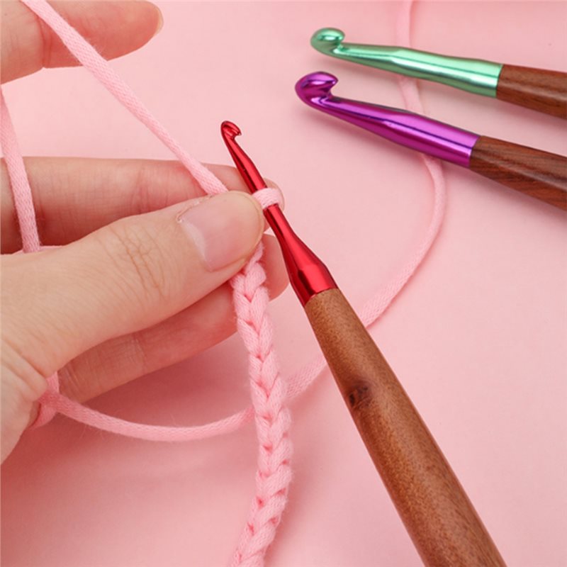 خطافات كروشيه بمقبض خشبي مريح  - مراجعة Wooden Crochet Hooks Ergonomic Handle وسعره